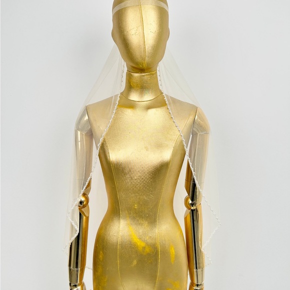 Elegant Ivory Bridal Veil - Picture 3 of 5